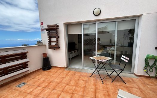 Piso bajo con terraza de 20 m2 vistas al mar en Guia de Isora