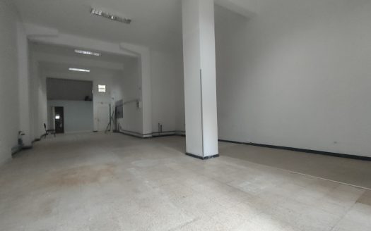 Local en venta junto el mercado apto para cambio de uso a vivienda