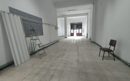 Local en venta junto el mercado apto para cambio de uso a vivienda